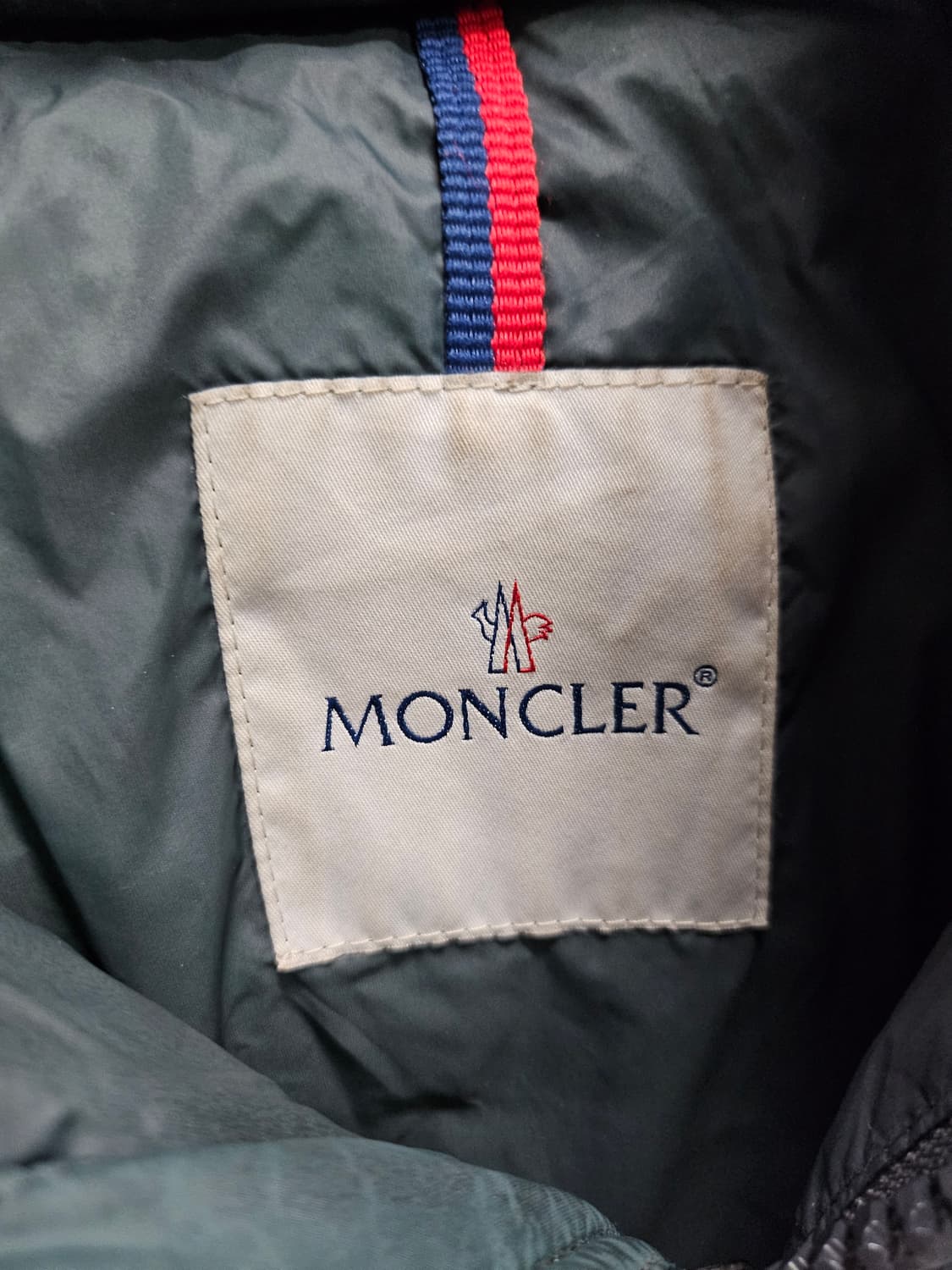 몽클레어 해리슨 패딩
사이즈 4 / 사용감 적음 상품이미지4