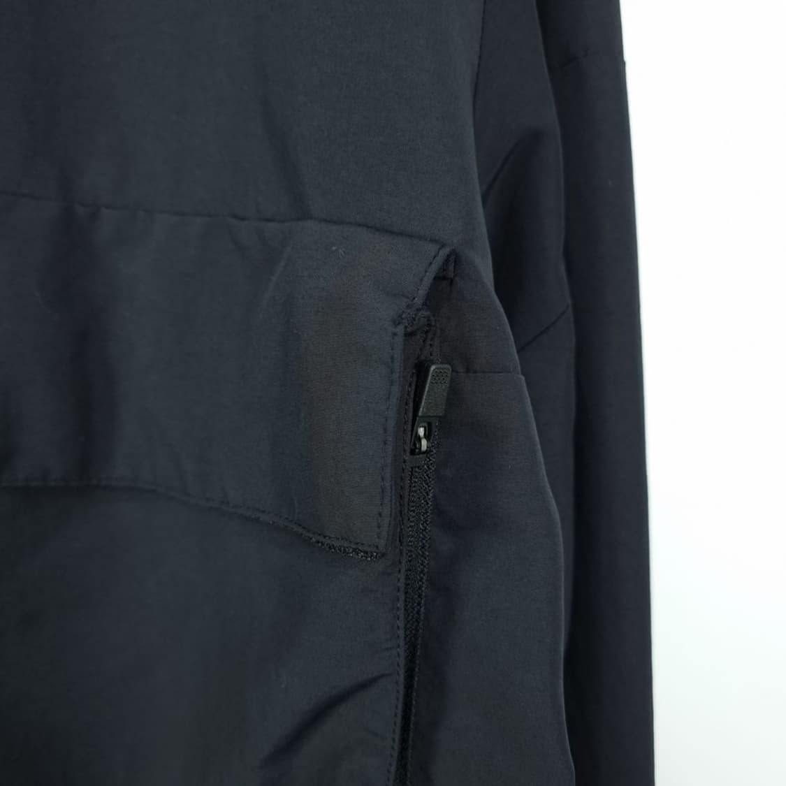 [엄브로] 빅로고 프린팅 오버핏 바람막이 아노락 자켓 블랙 M19971 상품이미지4