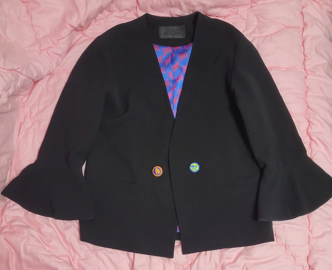 급처상태좋음!럭키슈에뜨 소매러플 자수단추 블랙 자켓 매장가 39만원 상품이미지1