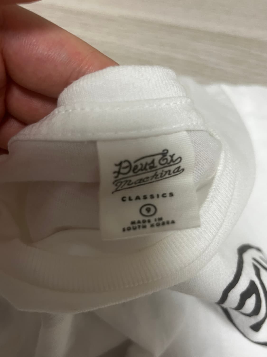 데우스 엑스 마키나 서울 컬리지 티셔츠 화이트 상품이미지3