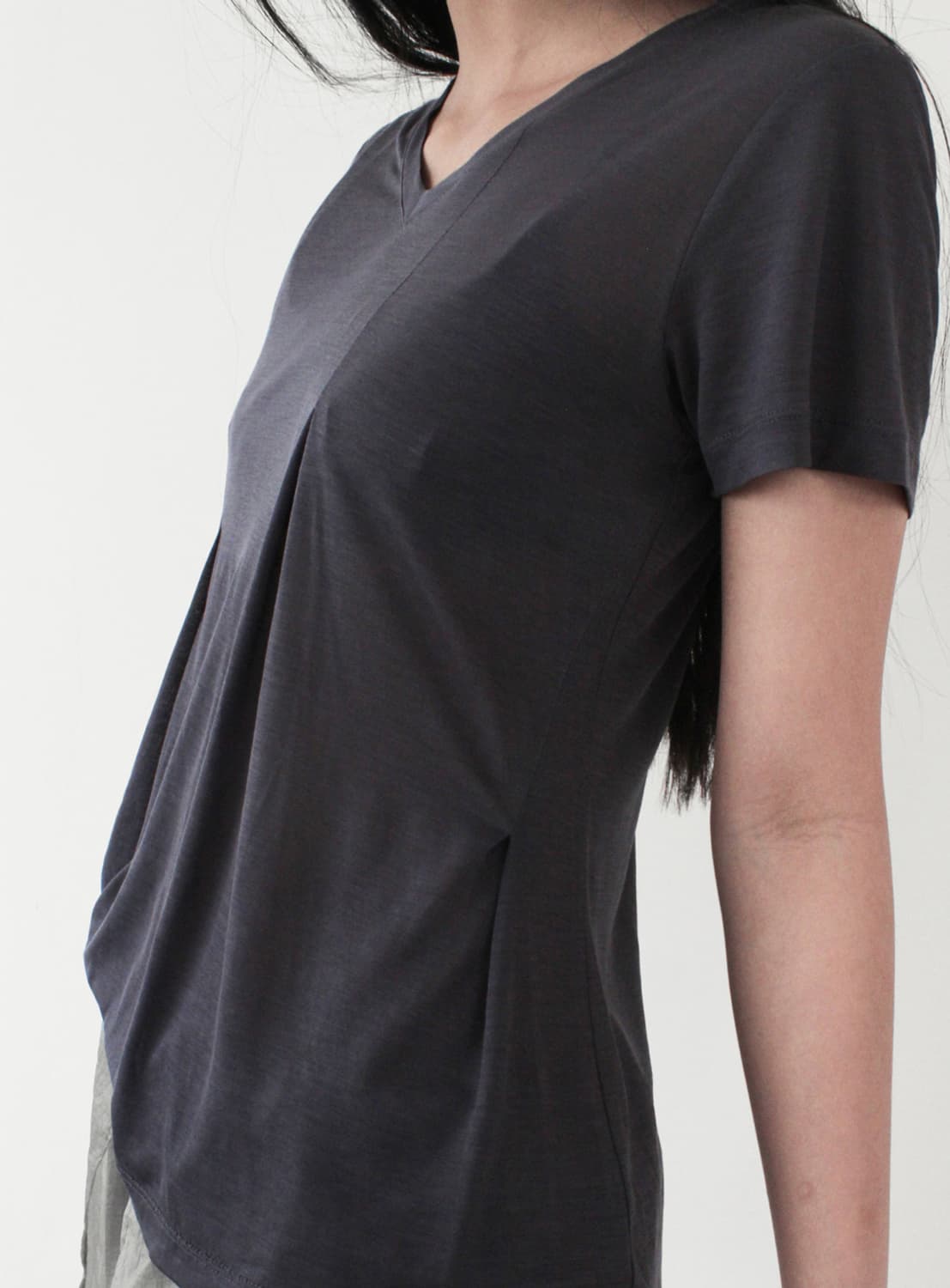 카셀 TENCEL PLEATS T-SHIRT, CHARCOAL 상품이미지3