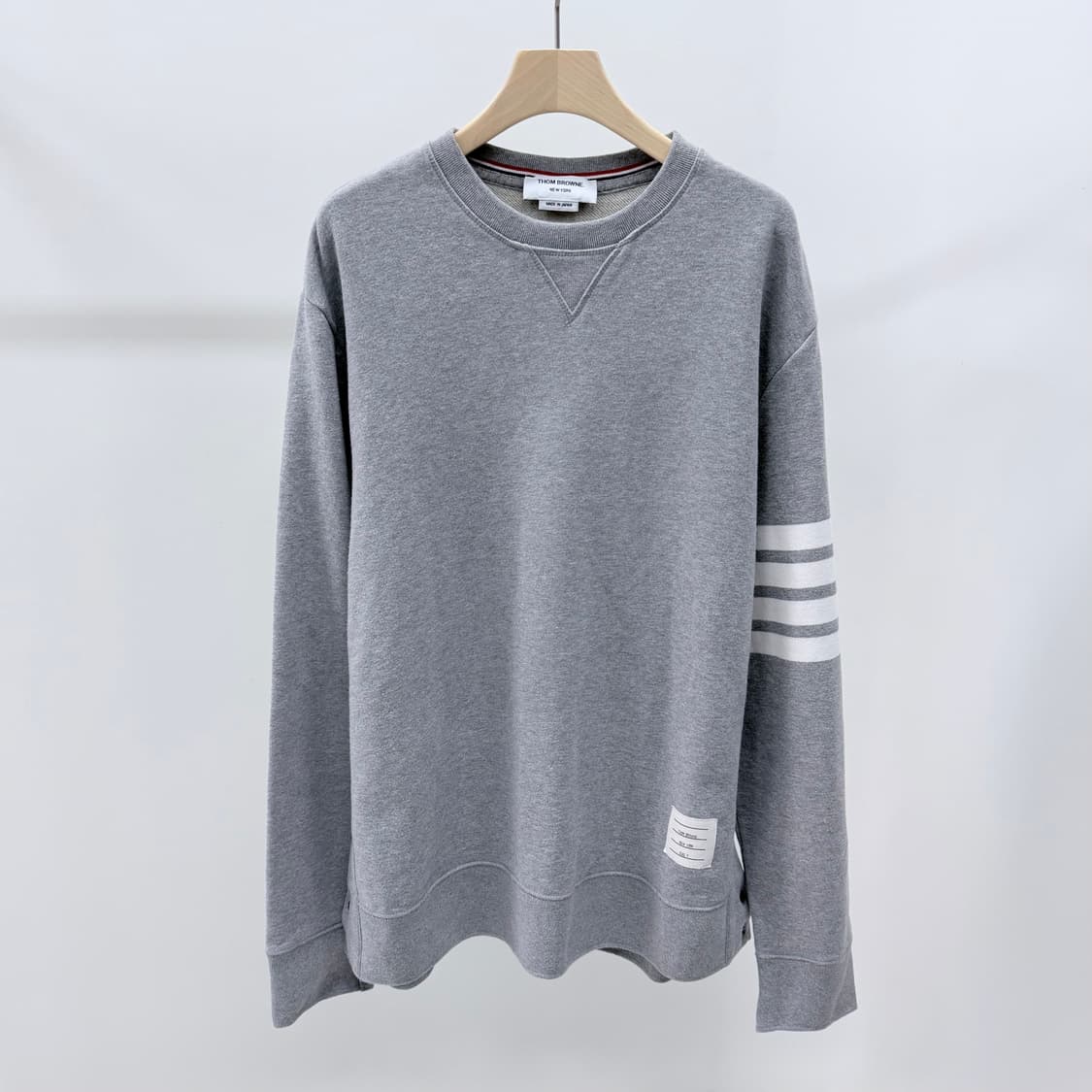 [S+급/7] 톰브라운 사선완장 맨투맨 그레이 상품이미지1