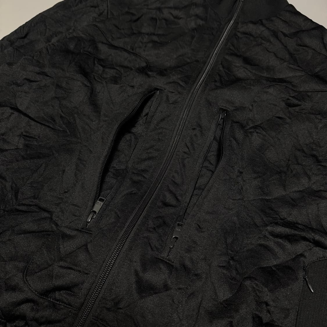 Y-3 블랙컬러 폴리에스터 혼방 하이넥 가공 링클 자켓 상품이미지4