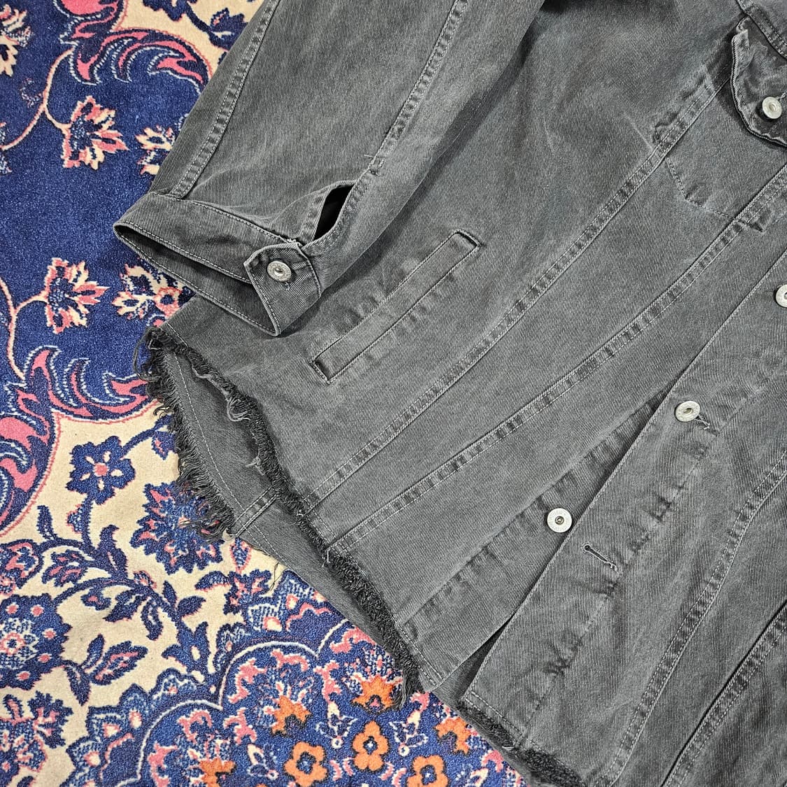 36.5 in Seoul 루즈핏 밑단 컷팅 흑청 데님 자켓 Free 상품이미지4