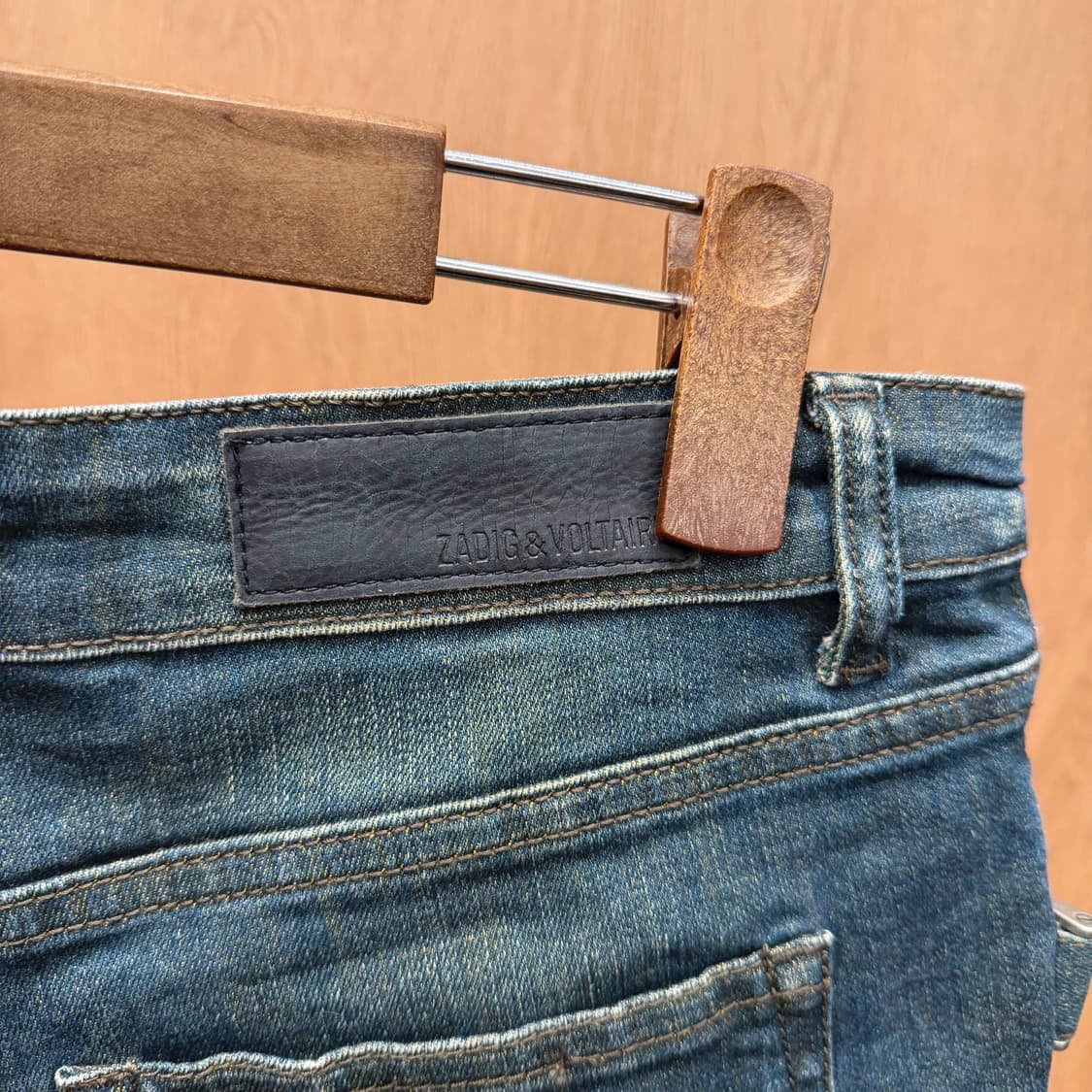 쟈딕 앤 볼테르 데님 숏 팬츠 스컬 스터드 밑단 프린지 디테일 진청 상품이미지7