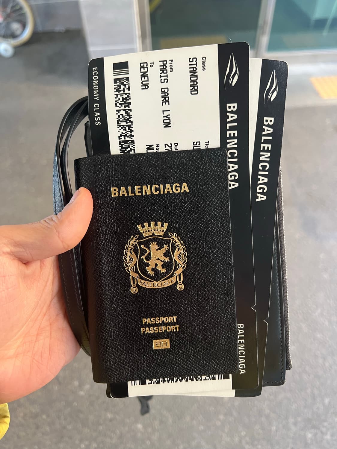 발렌시아가패스포트 여권지갑 팝니다 상품이미지1