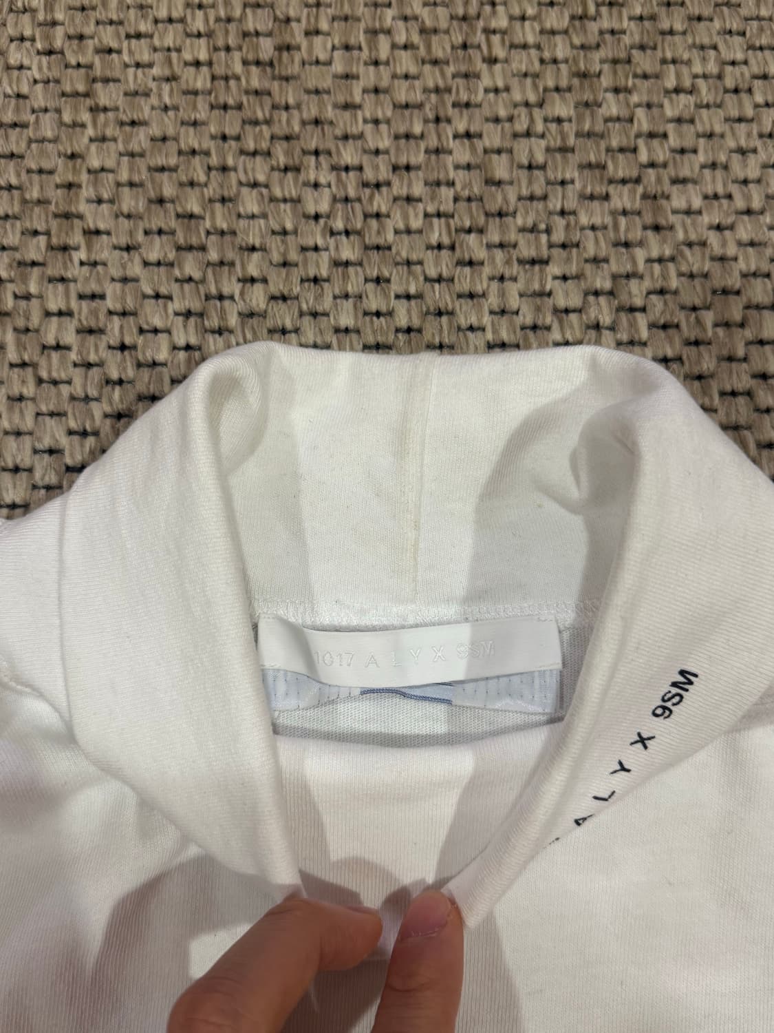 알릭스 화이트 터틀넥 롱슬리브 티셔츠 M사이즈 상품이미지4