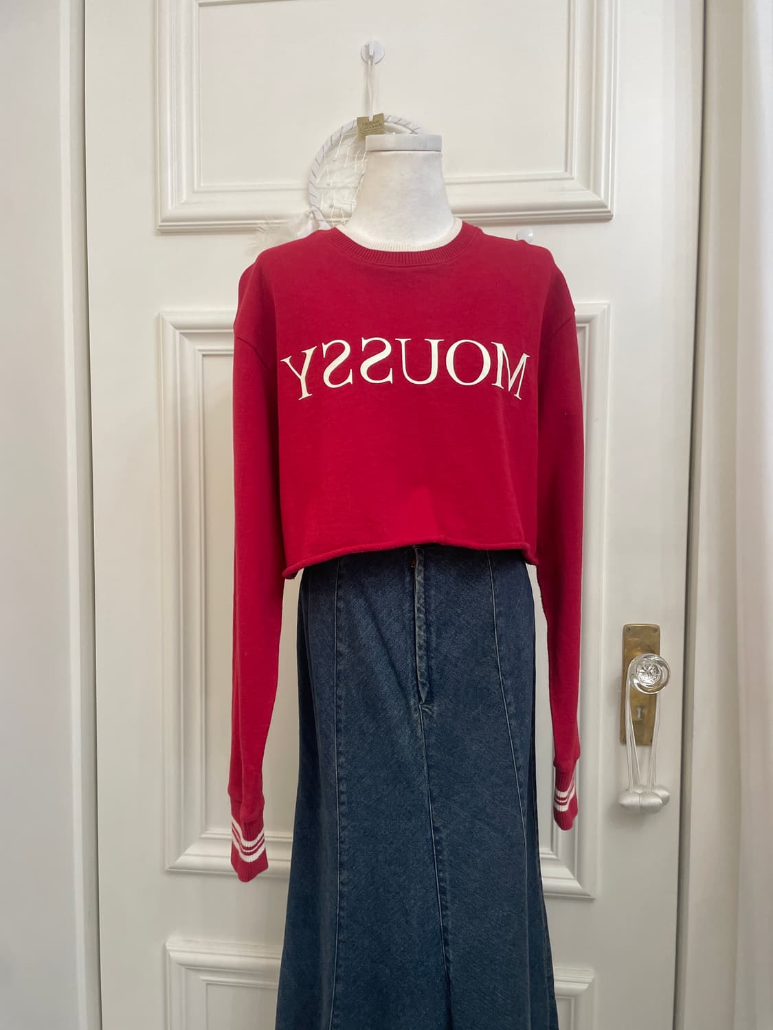 red lettering white printing crop sweats 상품이미지1