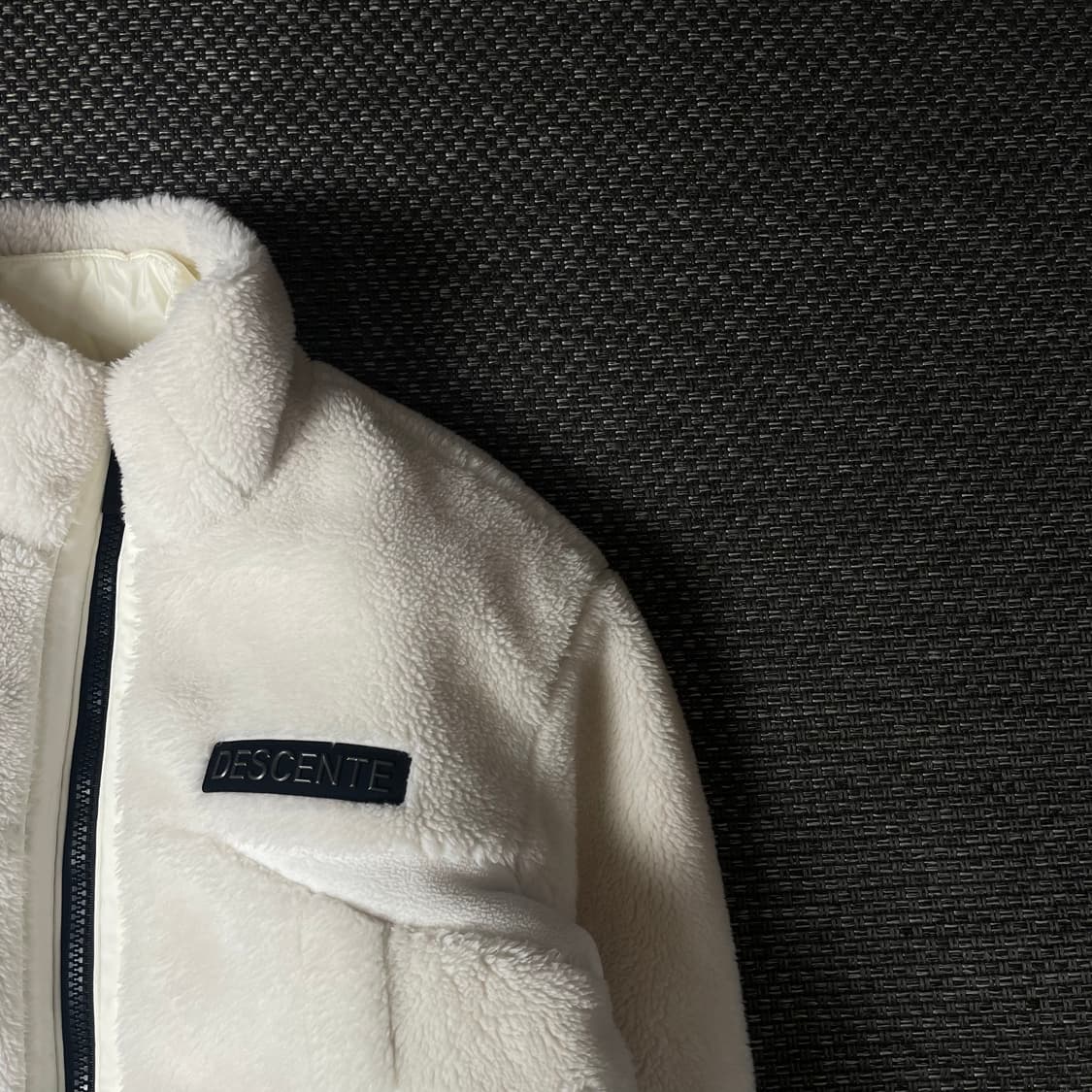 데상트 화이트 로고패치 플리스 자켓 95 상품이미지3