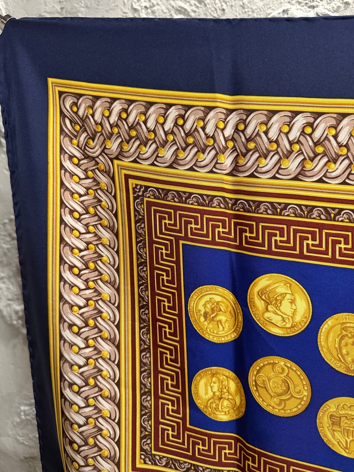 잔프랑코 로티 피렌체 실크 스카프 헤럴딕 메달리온 네이비 상품이미지7