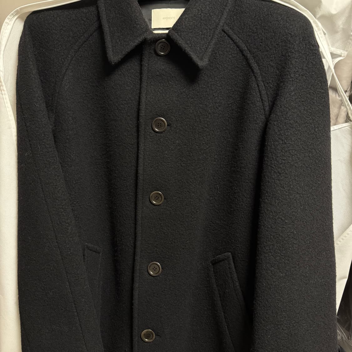 [M]아모멘토 25fw 레글런 코트 블랙 상품이미지2