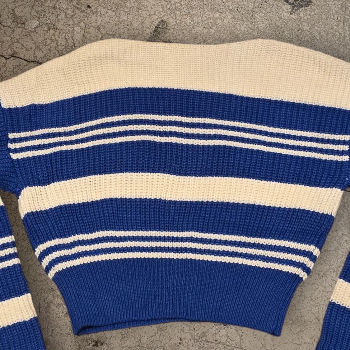 크롭 스타일 라운드넥 스트라이프 니트 스웨터 상품이미지6