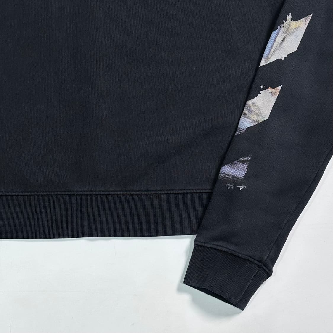 오프화이트 멀티 유화 에로우 맨투맨 상품이미지5