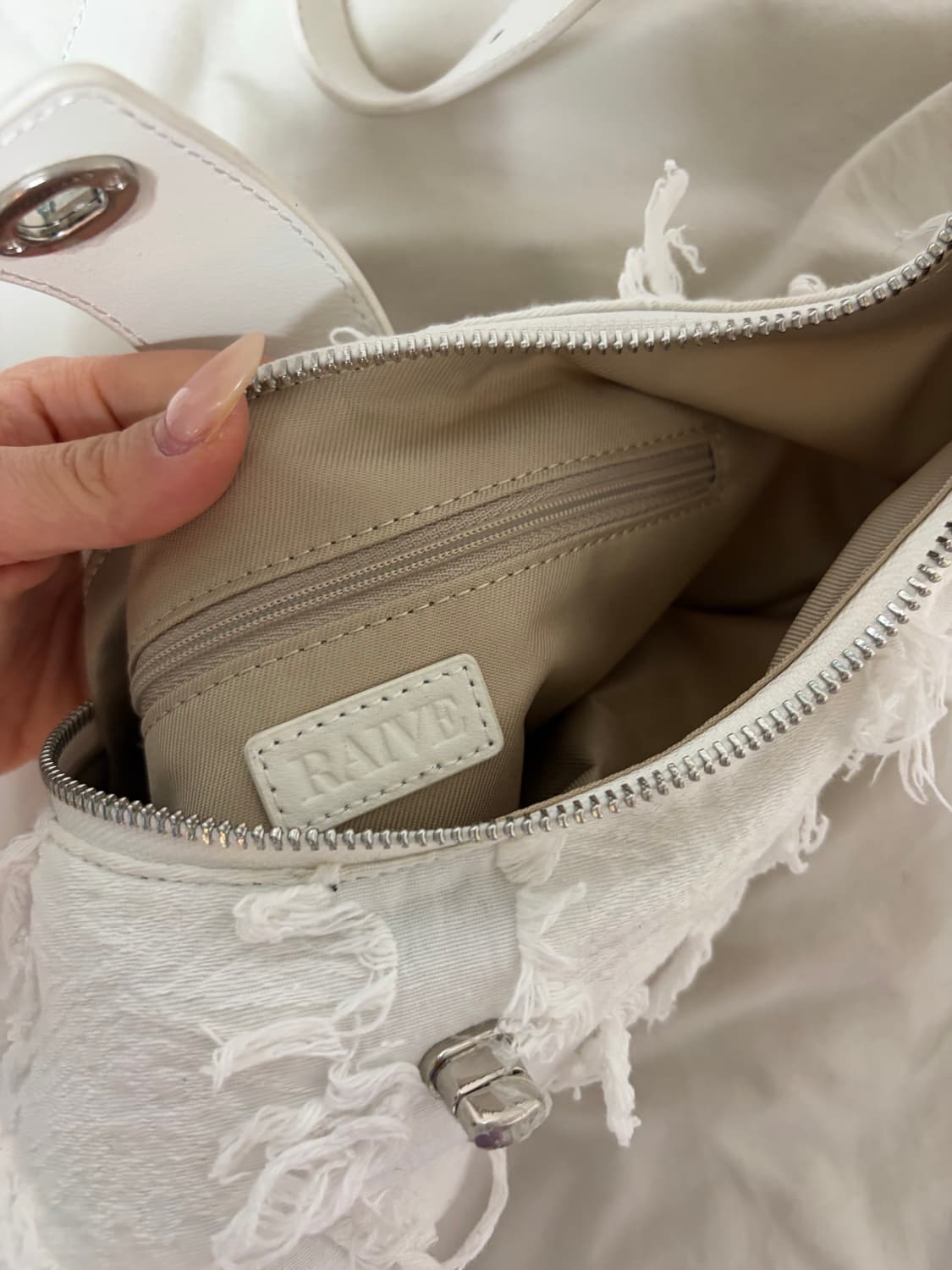 RAIVE 백아이보리 그런지 숄더백 상품이미지3