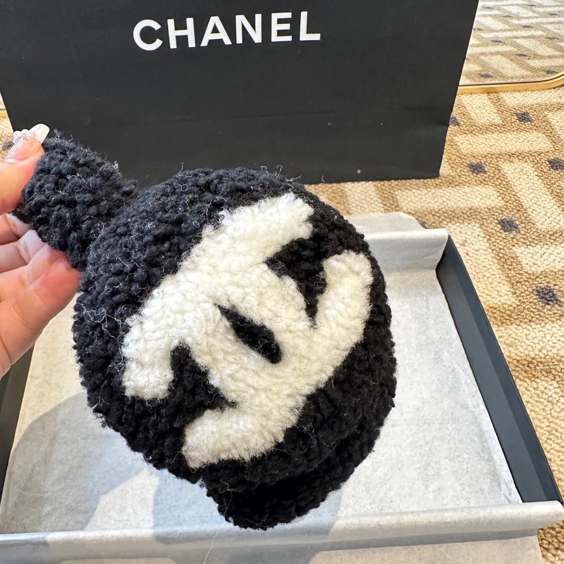샤넬 귀마개 시어링 램스킨 블랙 에크루 상품이미지4
