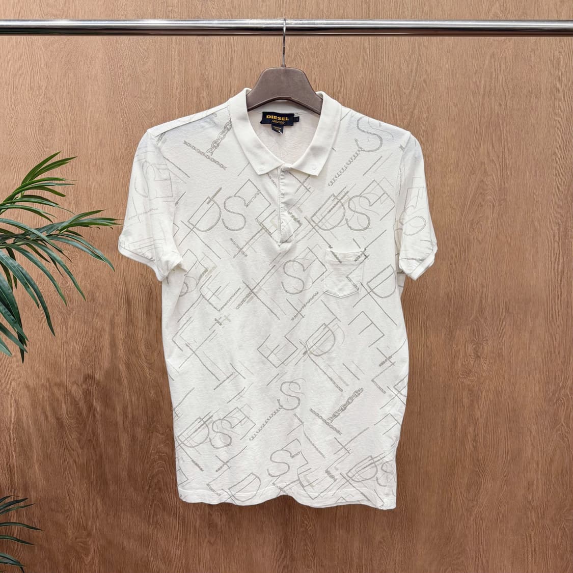 디젤 반팔 티셔츠 카라넥 레터링 로고 프린팅 싱글 포켓 디테일 화이트 상품이미지1