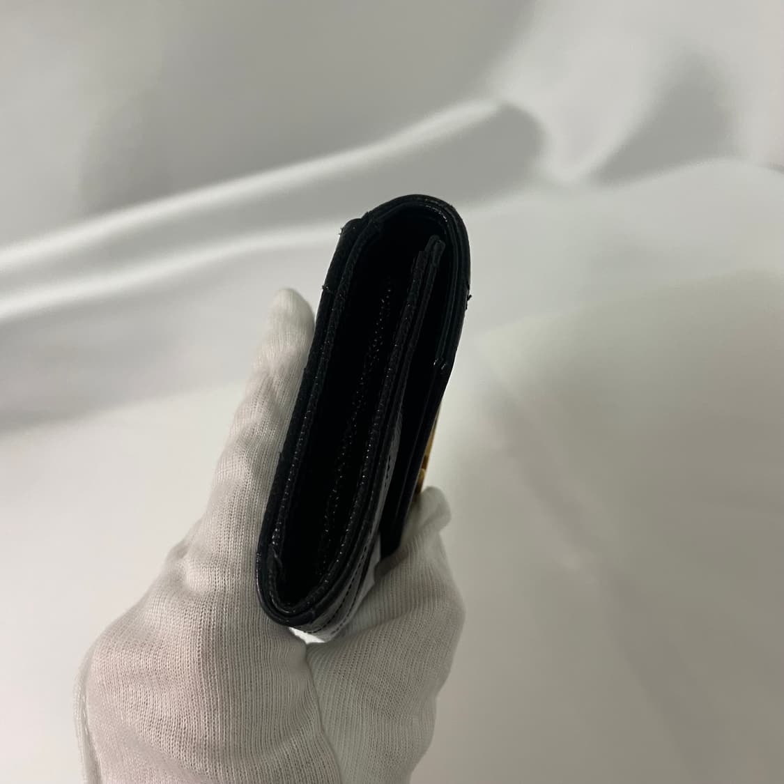 생로랑 마틀라세 플랩 카드지갑 블랙/금장 상품이미지6