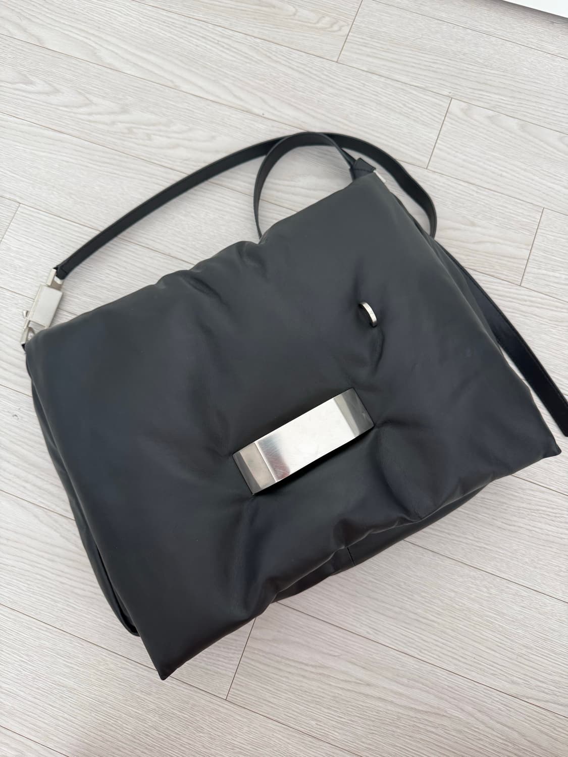 릭오웬스 필로우백 그리핀 레더 퀼팅 백 상품이미지4