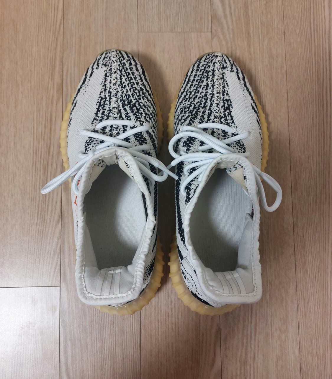 아디다스 이지 부스트 350 V2 지브라 상품이미지6