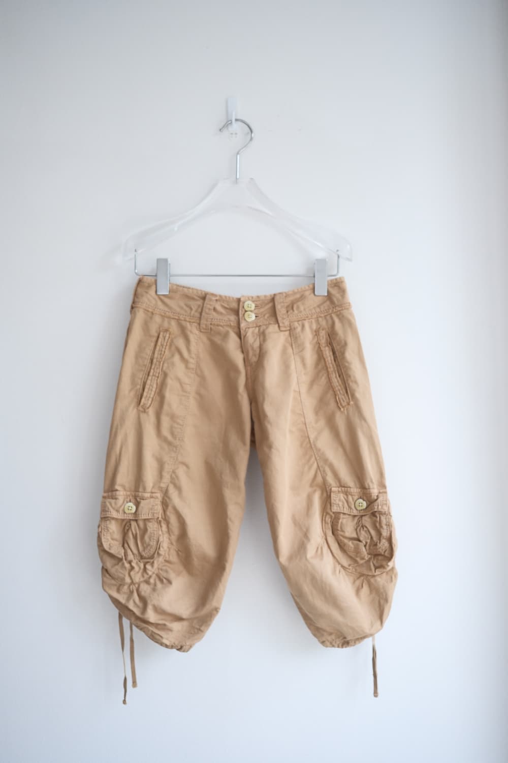 Broken button detailed cargo capri pants 상품이미지3