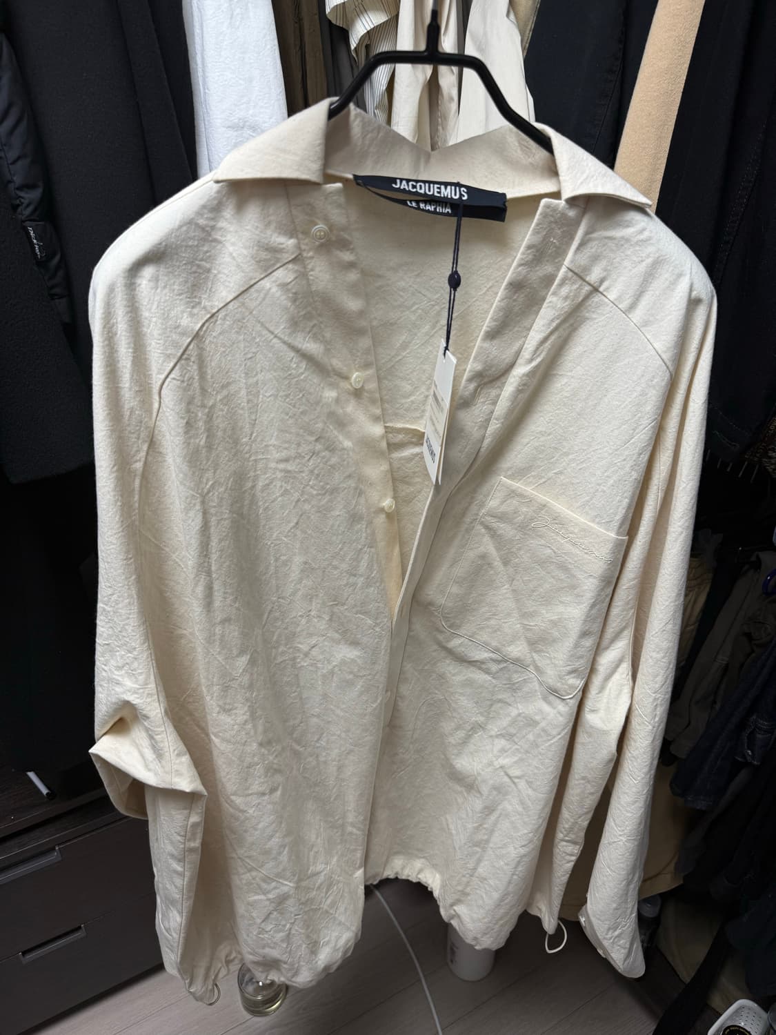 (52사이즈)23SS 자크뮈스 르 우트 핑고 (틸티드 셔츠) 상품이미지1