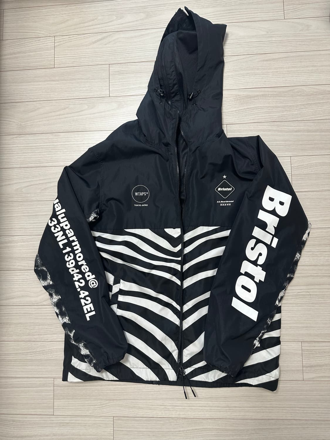 wtaps x fcrb 콜라보 윈드브레이커 상품이미지1