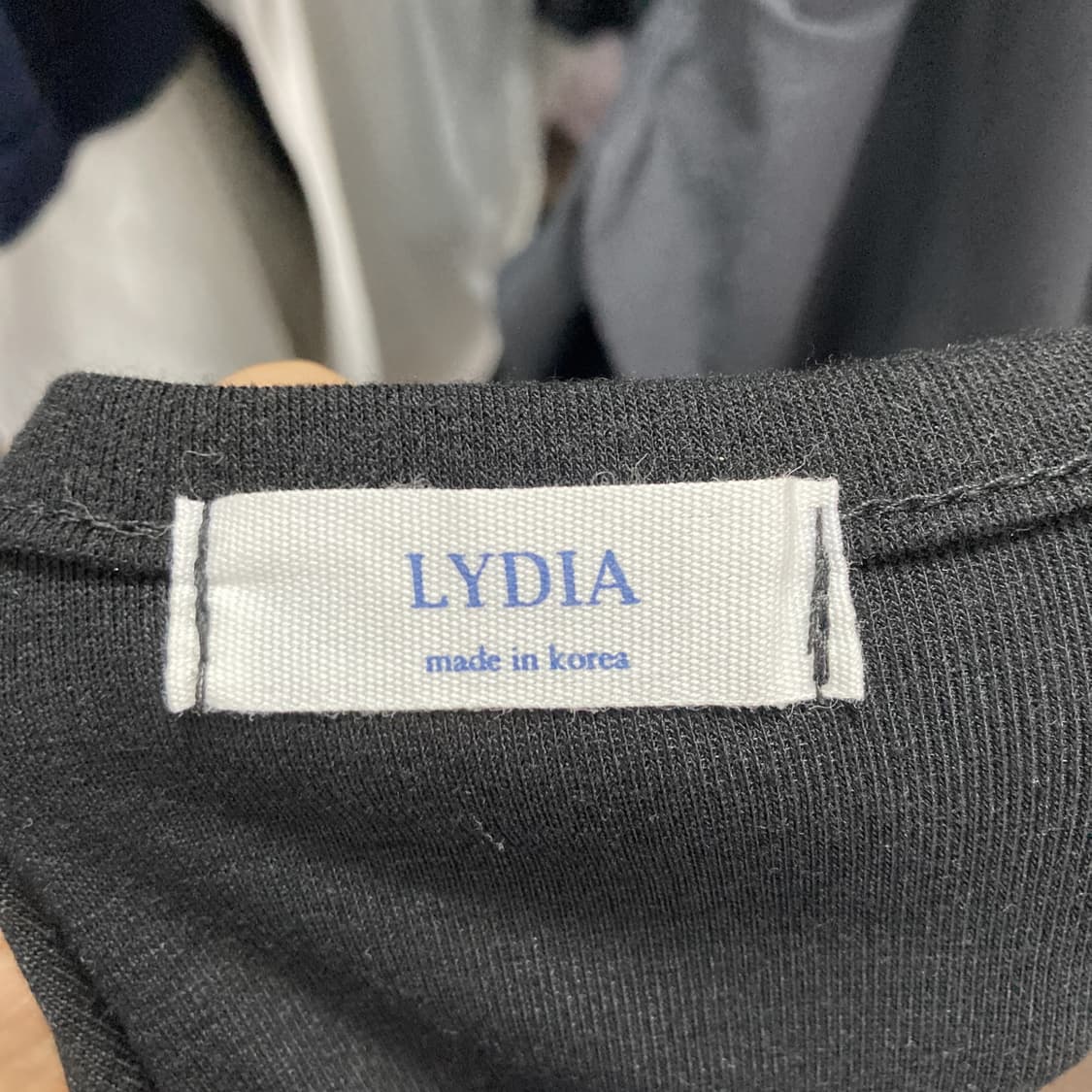 LYDIA 여성 사선 크롭 긴팔티셔츠 블랙 S  상품이미지4