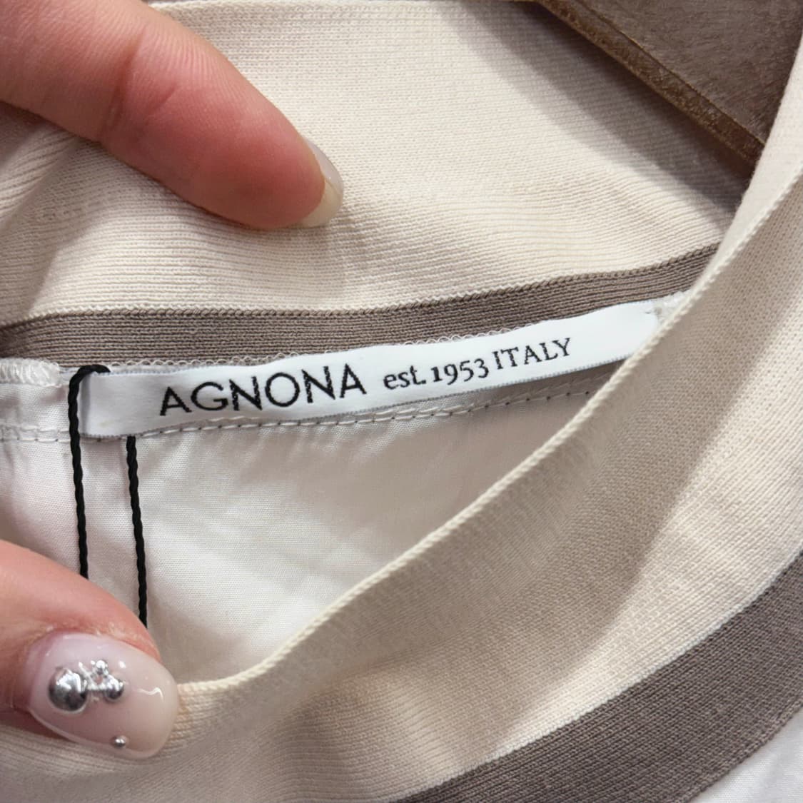 아뇨나 반팔 블라우스 후면 지퍼 디테일 화이트 배색 넥라인 상품이미지7