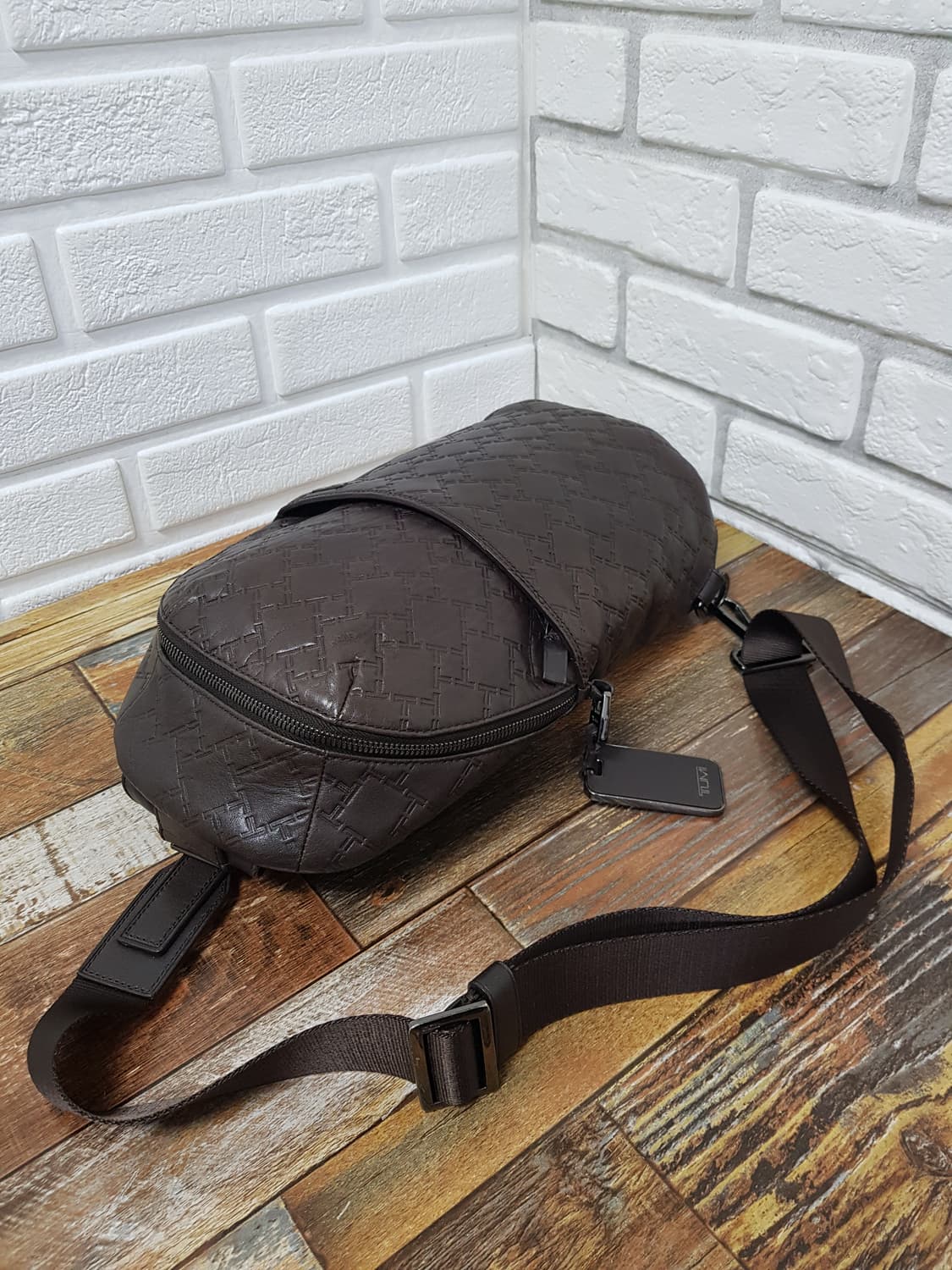 [정품] 투미 티콘 레더 슬링백 다크브라운 상품이미지1