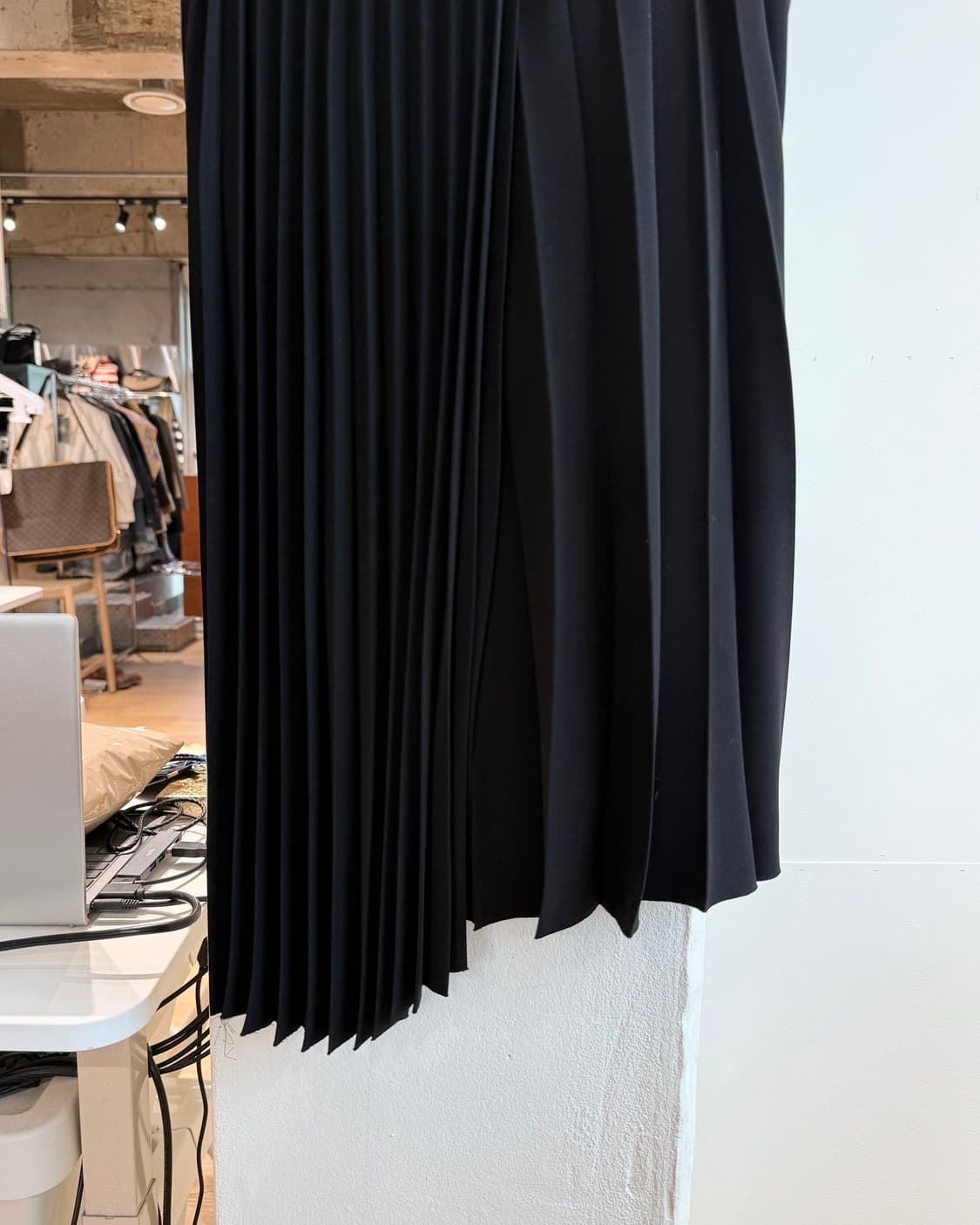 발렌시아가 블랙 플리츠 밴딩 랩 미디스커트 상품이미지4