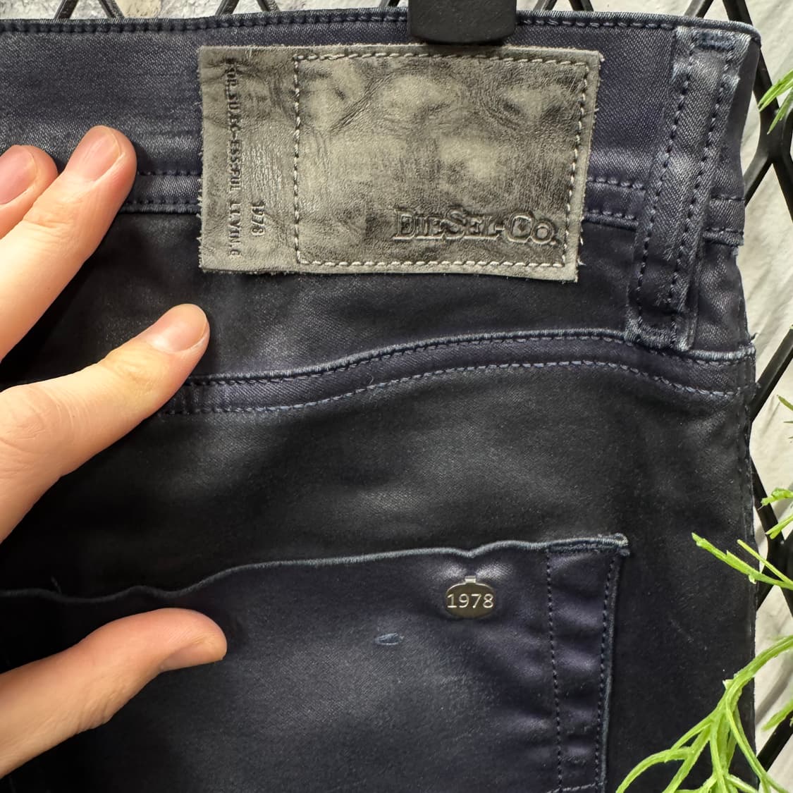 디젤 인더스트리 데님 코팅진 팬츠 후면 로고 포인트 네이비 상품이미지8