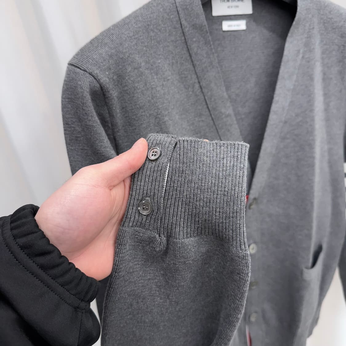 [1회착용/3] 톰브라운 밀라노스티치 가디건 그레이 상품이미지4