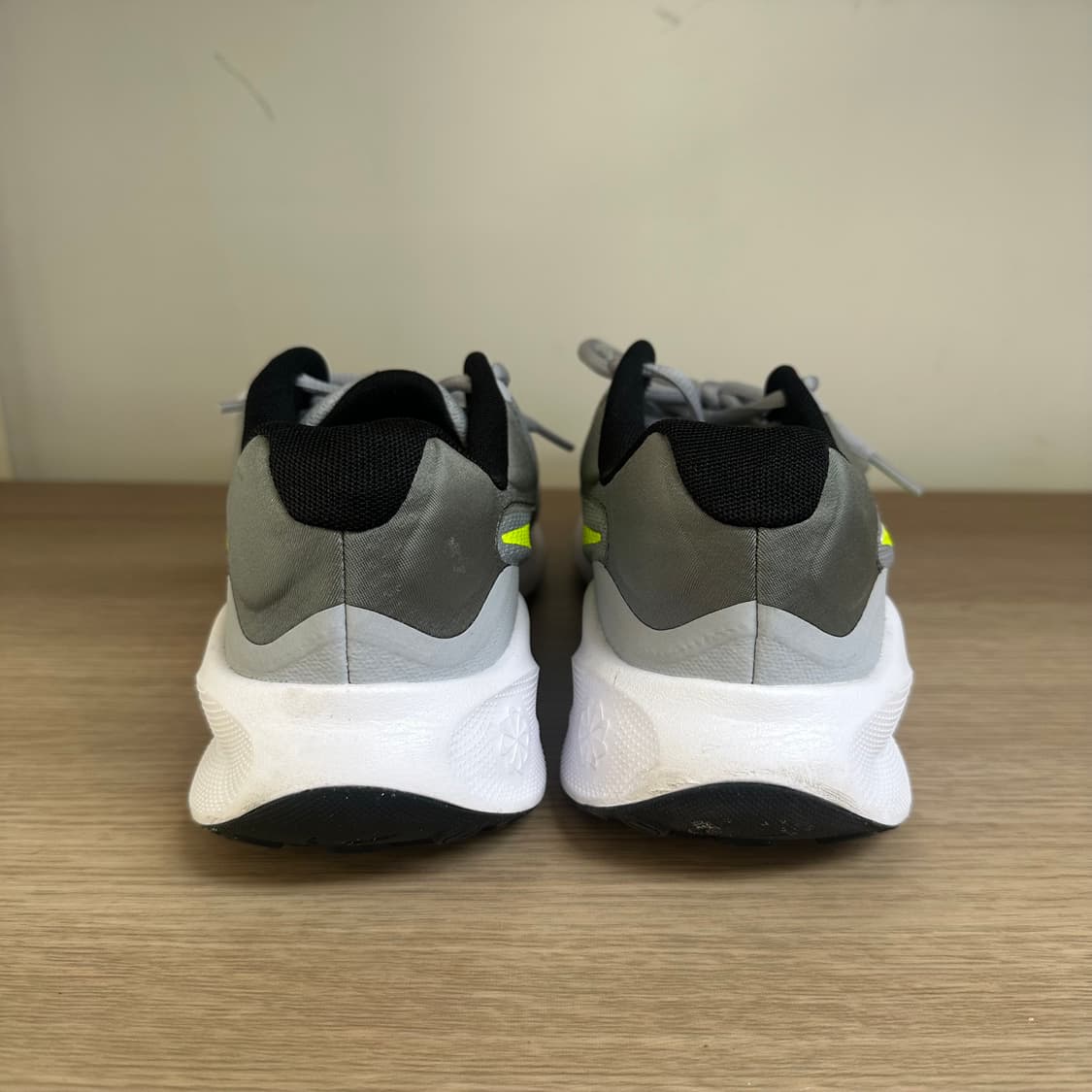 [265] 나이키 레볼루션 7 그레이 볼트 런닝화 상품이미지4