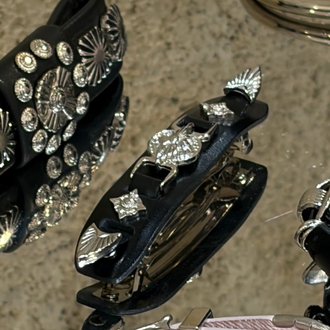 [미개봉새상품] 26SS toga 토가 메탈 레더 헤어핀 머리핀 악세사리 상품이미지1