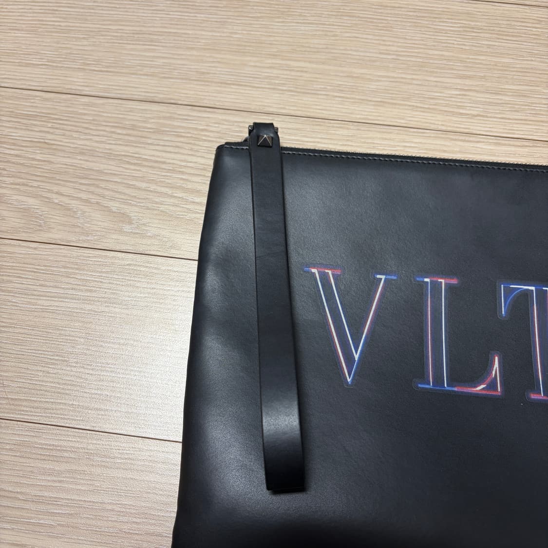 발렌티노 VLTN 로고 레더 클러치백 상품이미지3