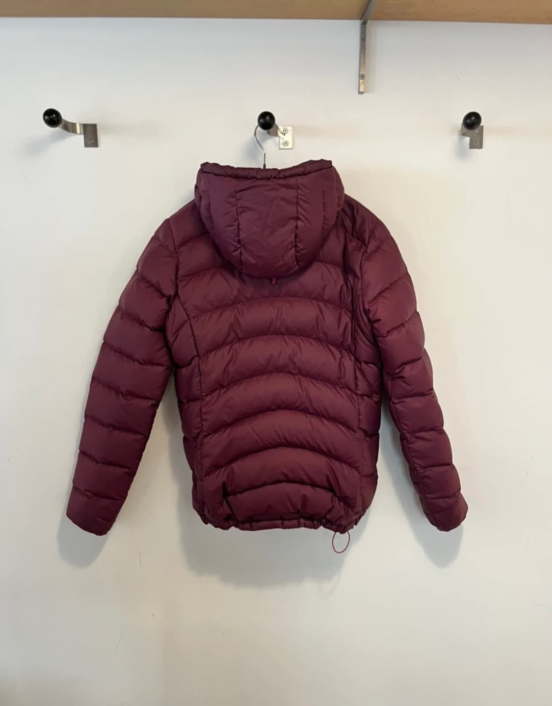 파타고니아 경량패딩 버건디 계열  상품이미지2