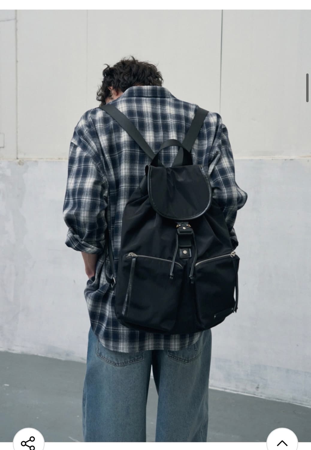 레더리 글로시 나일론 버킷 백팩 [BLACK] 판매 상품이미지5