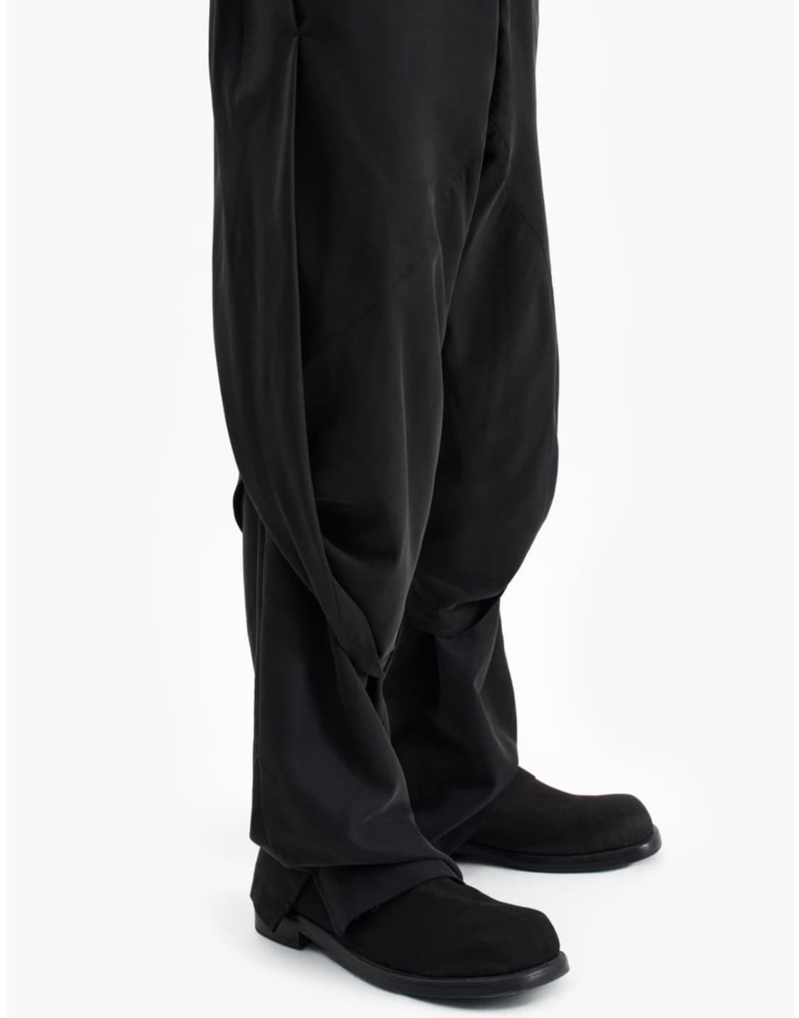 지용킴 24AW 드레이핑 팬츠 상품이미지1