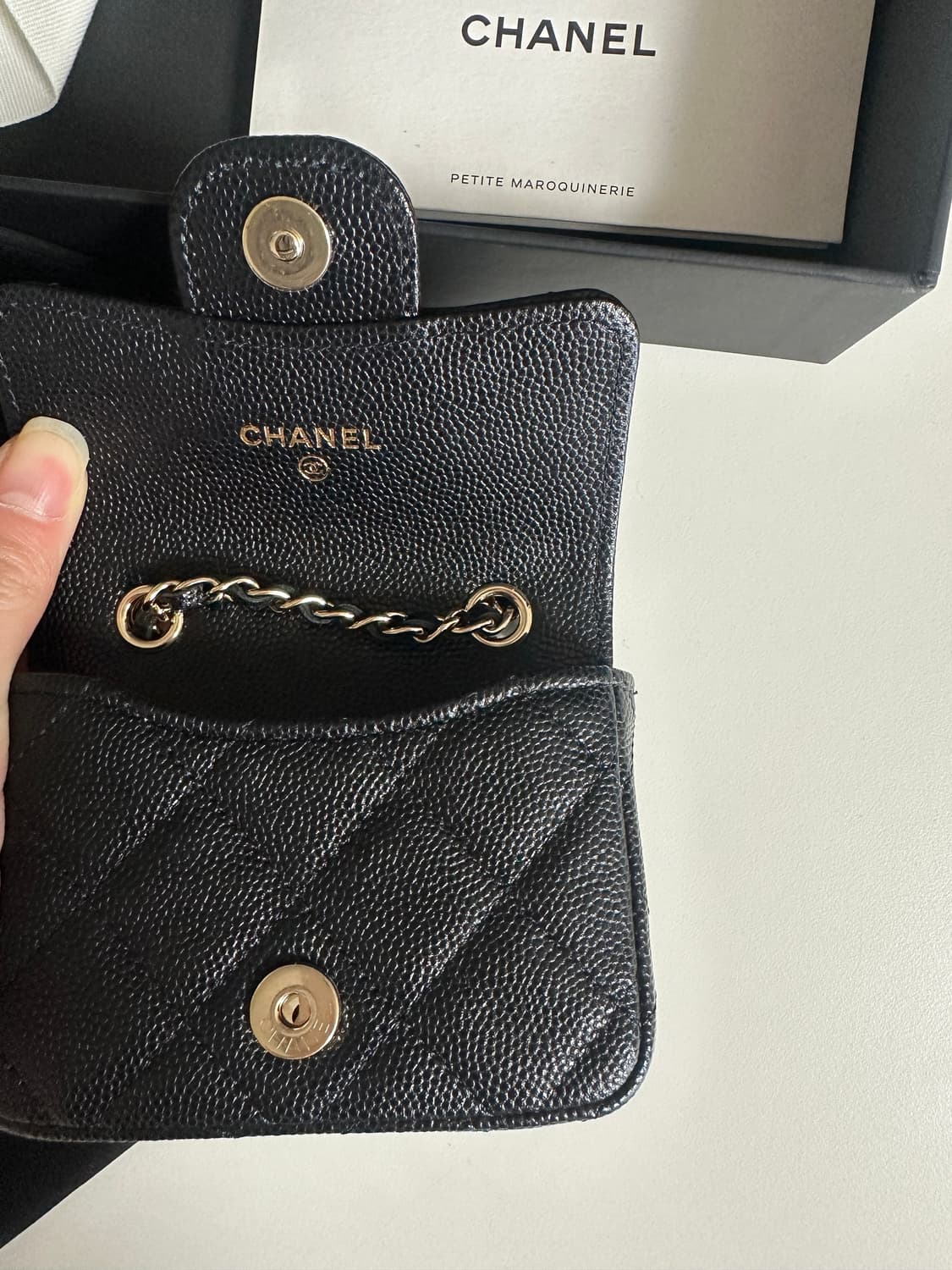 샤넬 클래식 벨트백 블랙 (31번대) 상품이미지4