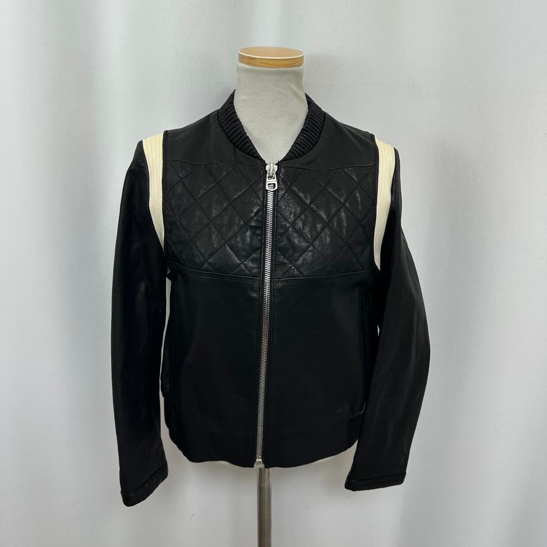   산드로 여자 양가죽100% 가죽집업자켓 검정 98 (44) 상품이미지1