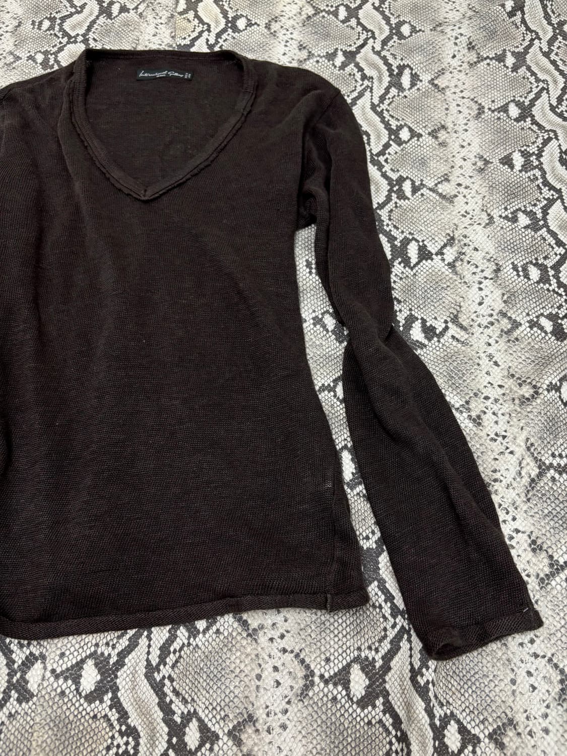 “Beams” Minimal Mood Brown V-Neck Sleeve 상품이미지6