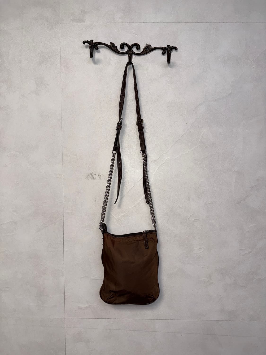 GUESS brown logo chain cross bag 상품이미지4