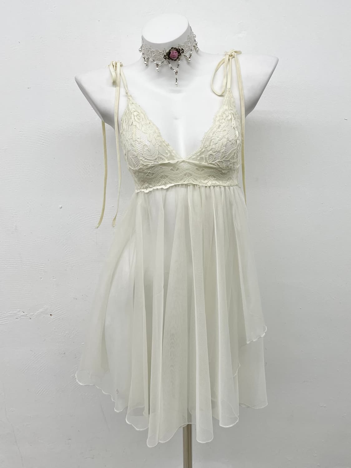 화이트 언발 시어 슬립 상품이미지1