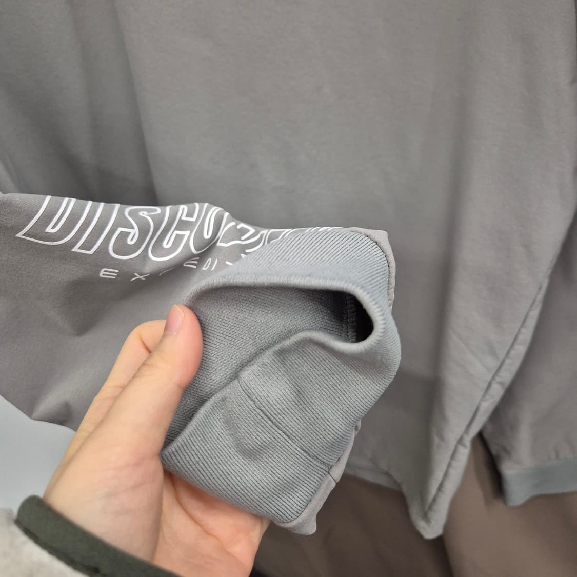 디스커버리 우븐 에센셜 트레이닝 맨투맨 티셔츠 105 상품이미지3