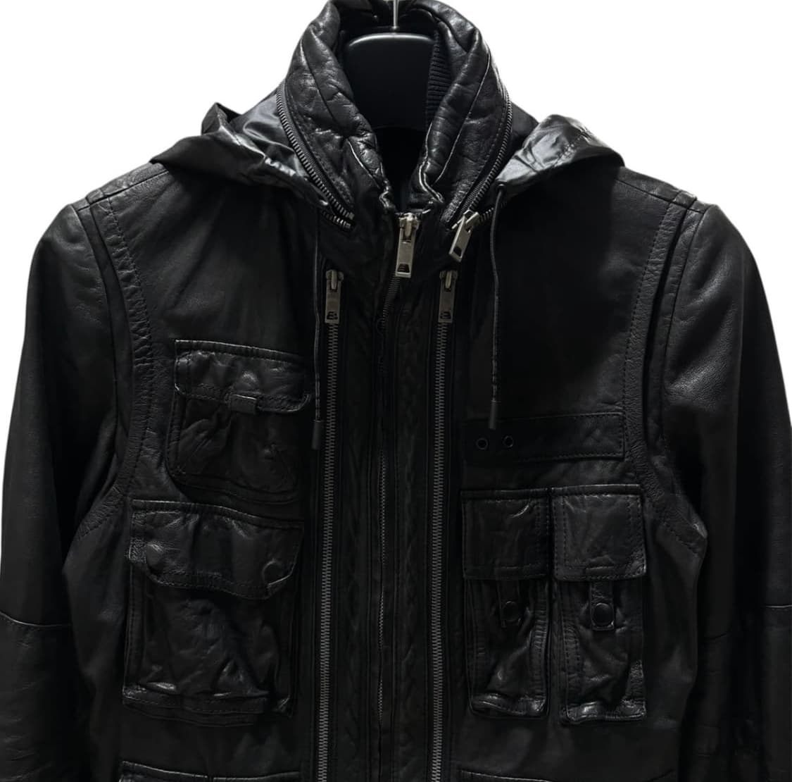 솔리드 옴므 멀티포켓 레더 블루종   엄성현 상품이미지2