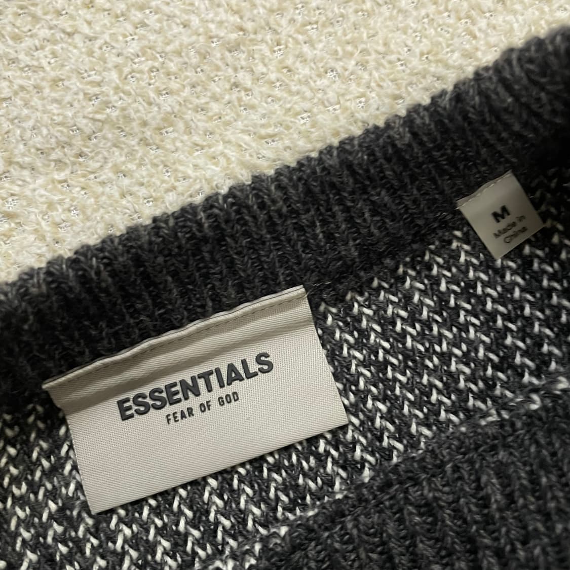에센셜 피어오브갓 스펠 로고 라운드 니트 차콜 상품이미지3