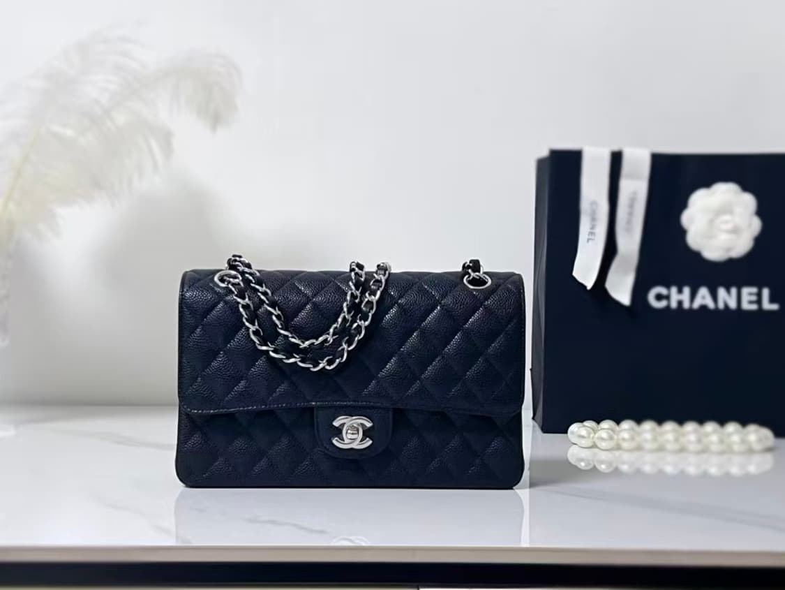 샤넬 클래식 미디움 플랩백 그레인드 카프스킨 & 실버 메탈 블랙 상품이미지1