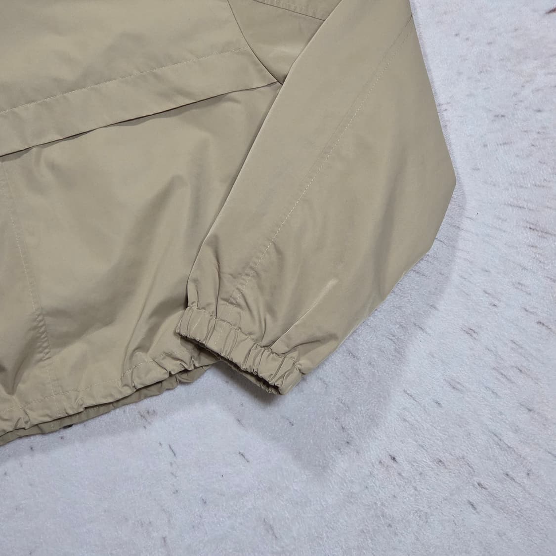 베이지 절개 디테일 크롭 바람막이 자켓 상품이미지6