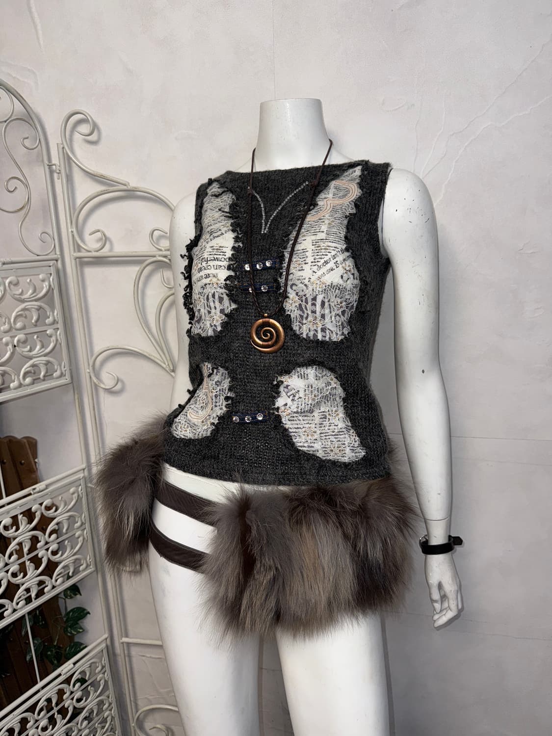 Charcoal grunge lace butterfly 슬리브리스 상품이미지5