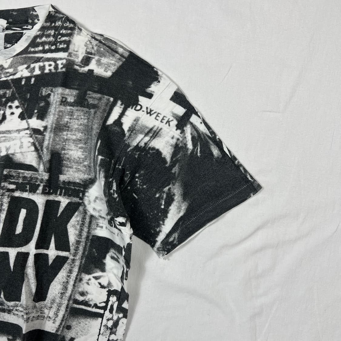 90‘s dkny 도나카란뉴욕 스펠아웃 픽쳐 올프린트 반팔티셔츠 상품이미지4